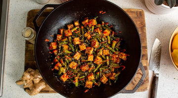 Τραγανό Τόφου Με Σπαράγγια Stir-Fry Σε Μαντεμένιο Wok