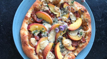 Pizza Με Κρούστα Από Σιμιγδάλι, Μπέικον, Blue Cheese & Ροδάκινο
